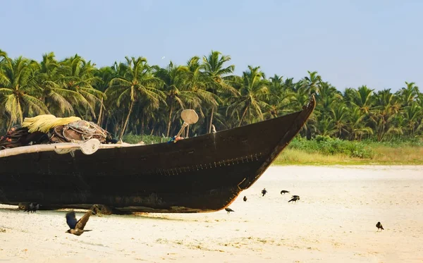 Barco de pesca tradicional na praia de Goa, Índia . — Fotografia de Stock