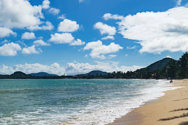 Beau paysage marin avec vagues de mer et plage de sable — Photo