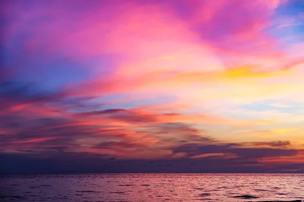 Coucher de soleil spectaculaire coloré tropical en Thaïlande — Photo