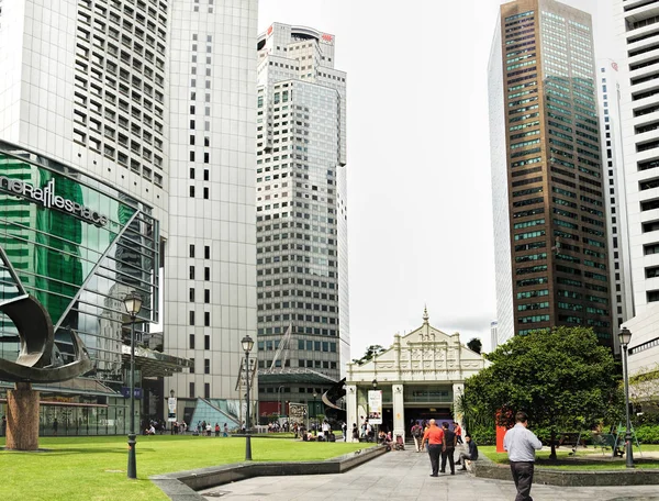 Pedestrians walk in the Raffles Place, Singapore — Stock Photo, Image