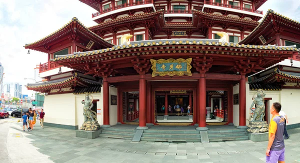 Toeristen bezoeken tempel van de relikwie van tand van de Boeddha van Singapore — Stockfoto