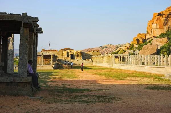 Τουρίστες επισκέπτονται Vitthala ναό Hampi, Ινδία — Φωτογραφία Αρχείου