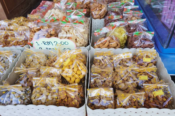 Malaysiska traditionella söta rätter på gatan marknaden — Stockfoto