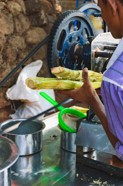 料理とインドの人気のあるリード ジュースを販売 — ストック写真