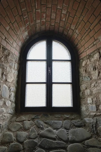 Bogenfenster an der Burgwand — Stockfoto