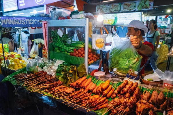 Thai woman selling street food at night market — ストック写真