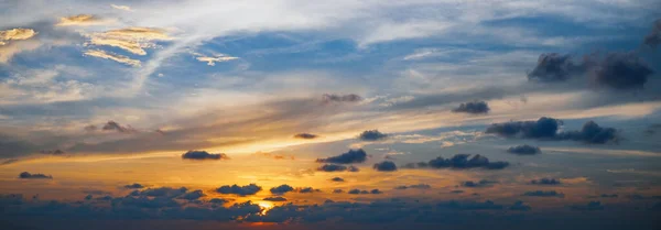 Coucher de soleil spectaculaire coloré tropical avec ciel nuageux — Photo