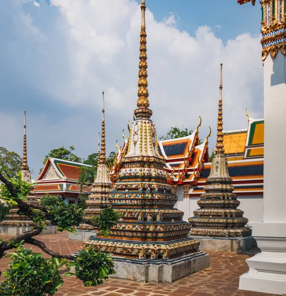 Το δέντρο μπονσάι και πουλάκι σε ένα φόντο του τοιχώματος του ένα βουδιστικό ναό, Μπανγκόκ, Ταϊλάνδη. — Φωτογραφία Αρχείου