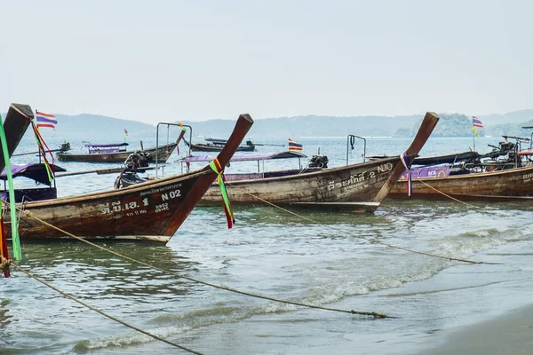 Barcos tradicionais tailandeses em Railay Beach, Tailândia — Fotografia de Stock