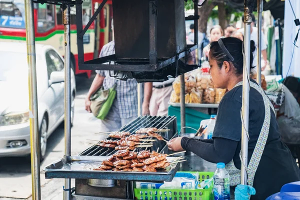 Grilling pork vendor, Chinatown, Bangkok, Thailand — Stock Photo, Image