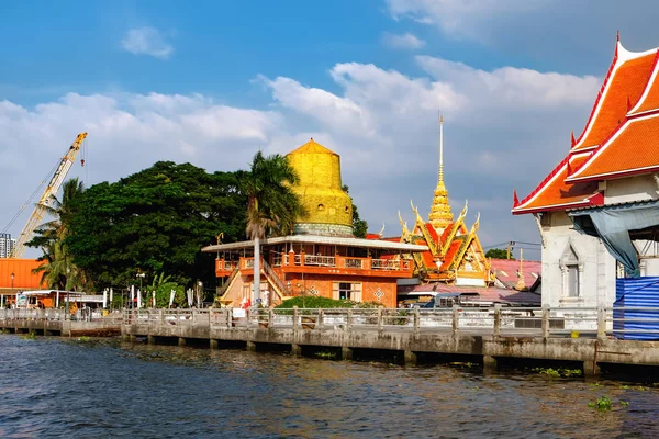 Barco cais perto do templo budista — Fotografia de Stock