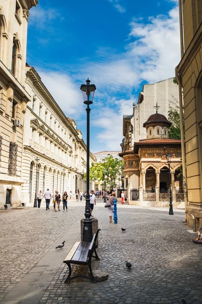 People in historical center of Bucharest, Romania — Stock Photo, Image
