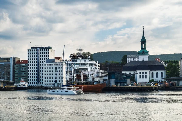 Fjord med hamnbrygga arkitektur, Bergen, Norge — Stockfoto