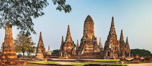 游客参观泰国Ayutthaya古老历史地区的Wat Chai Watthana Ram古寺 — 图库照片