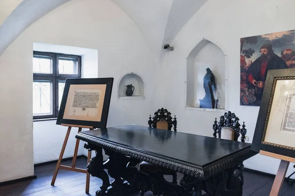 罗马尼亚布兰 2017年9月7日 卡斯特兰房间 桌上有晚期文艺复兴风格的桌子 罗马尼亚伊莲娜公主制作的青铜雕塑 罗马尼亚布兰城堡卢卡斯 赫舍尔的肖像 — 图库照片