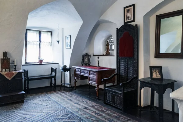 罗马尼亚布兰 2017年9月7日 罗马尼亚特兰西瓦尼亚布兰或德拉库拉城堡的一间卧室 地板上的古董地毯 — 图库照片