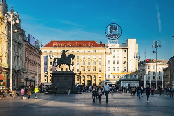 Загреб Хорватия Сентября 2019 Года Люди Посещают Площадь Бан Джелачич — стоковое фото