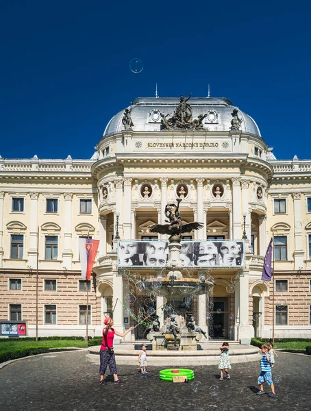 Bratislava Slowakei August 2019 Junge Straßenkünstlerin Macht Seifenblasenshow Für Kinder — Stockfoto