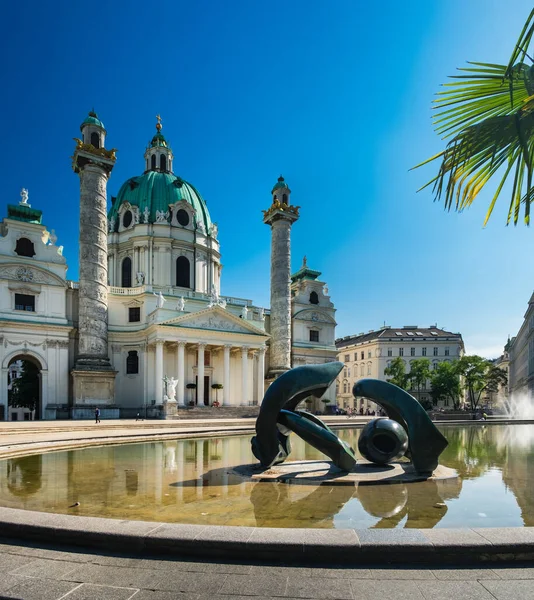 奥地利维也纳 2019年8月20日 奥地利维也纳圣查尔斯教堂卡尔斯普拉斯广场 Karlsplatz Square 夏季全景 美丽的建筑和著名的地标 — 图库照片