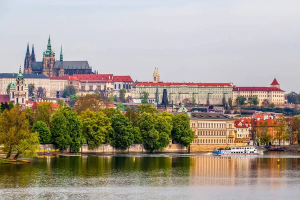 Vieille ville de Prague sur la rivière Vtlava, République tchèque — Photo