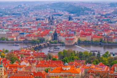 Prag görünümü, Charles Köprüsü ile turist kalabalığından