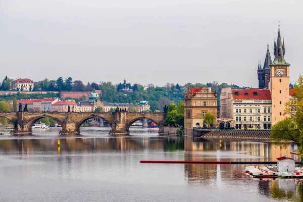 Historický Karlův most v Praze v České republice — Stock fotografie