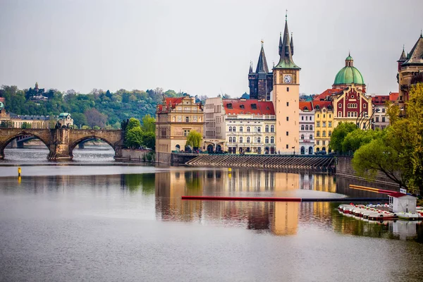 Исторический Карлов мост в Праге — стоковое фото