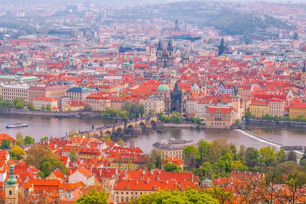 Vue sur Prague, Pont Charles avec une foule de touristes — Photo