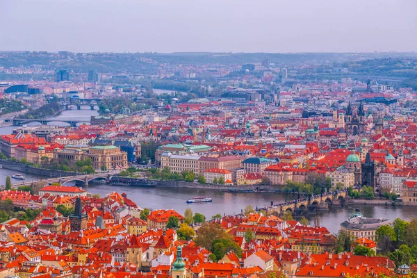 Vue sur Prague, Pont Charles avec une foule de touristes — Photo
