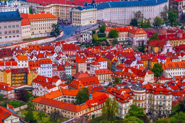 Toits rouges de Prague, vue depuis la tour Petrin Hill en République tchèque — Photo