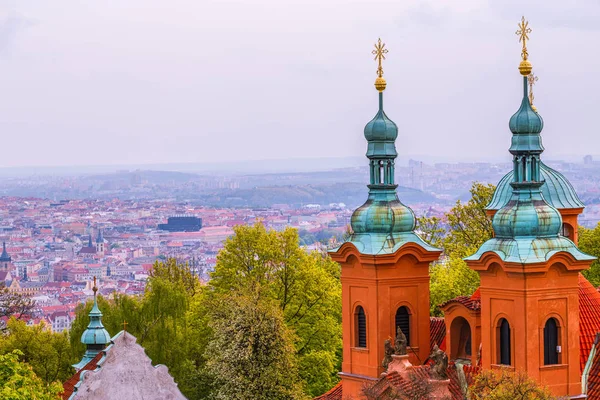 Vue sur Prague depuis la tour Petrin Hill en République tchèque — Photo