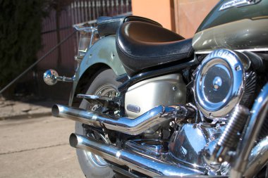 Yamaha Dragstar 1100 motosiklet garajın önünde