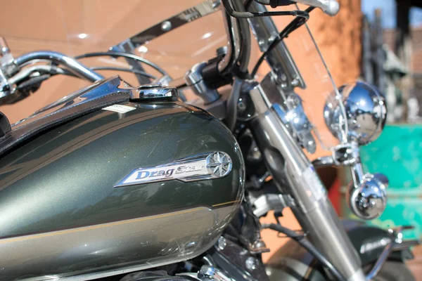 Yamaha DragStar 1100 moto devant le garage — Photo