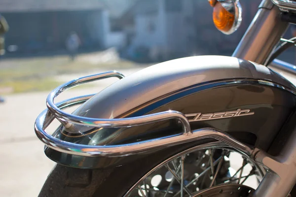 야마하 Dragstar 1100 오토바이 차고 앞 — 스톡 사진