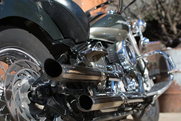 Yamaha DragStar 1100 motocicleta en frente del garaje —  Fotos de Stock