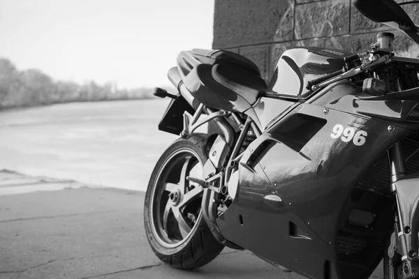 Costas do esporte Ducati Motocicleta fotografado ao ar livre, preto e branco foto . — Fotografia de Stock