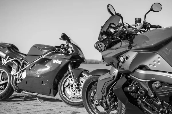 Desporto BMW e Ducati Motocicletas fotografadas ao ar livre — Fotografia de Stock