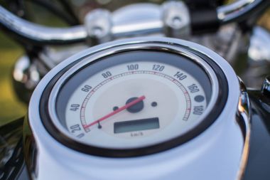 Yakın mesafeden motosiklet hız göstergesi