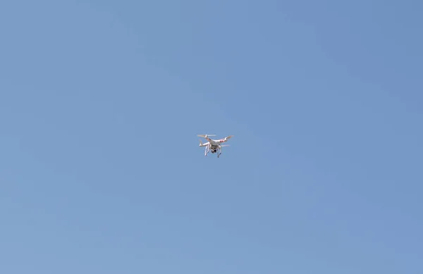 Drone vliegt hoog in de lucht. Nauwelijks zichtbaar — Stockfoto