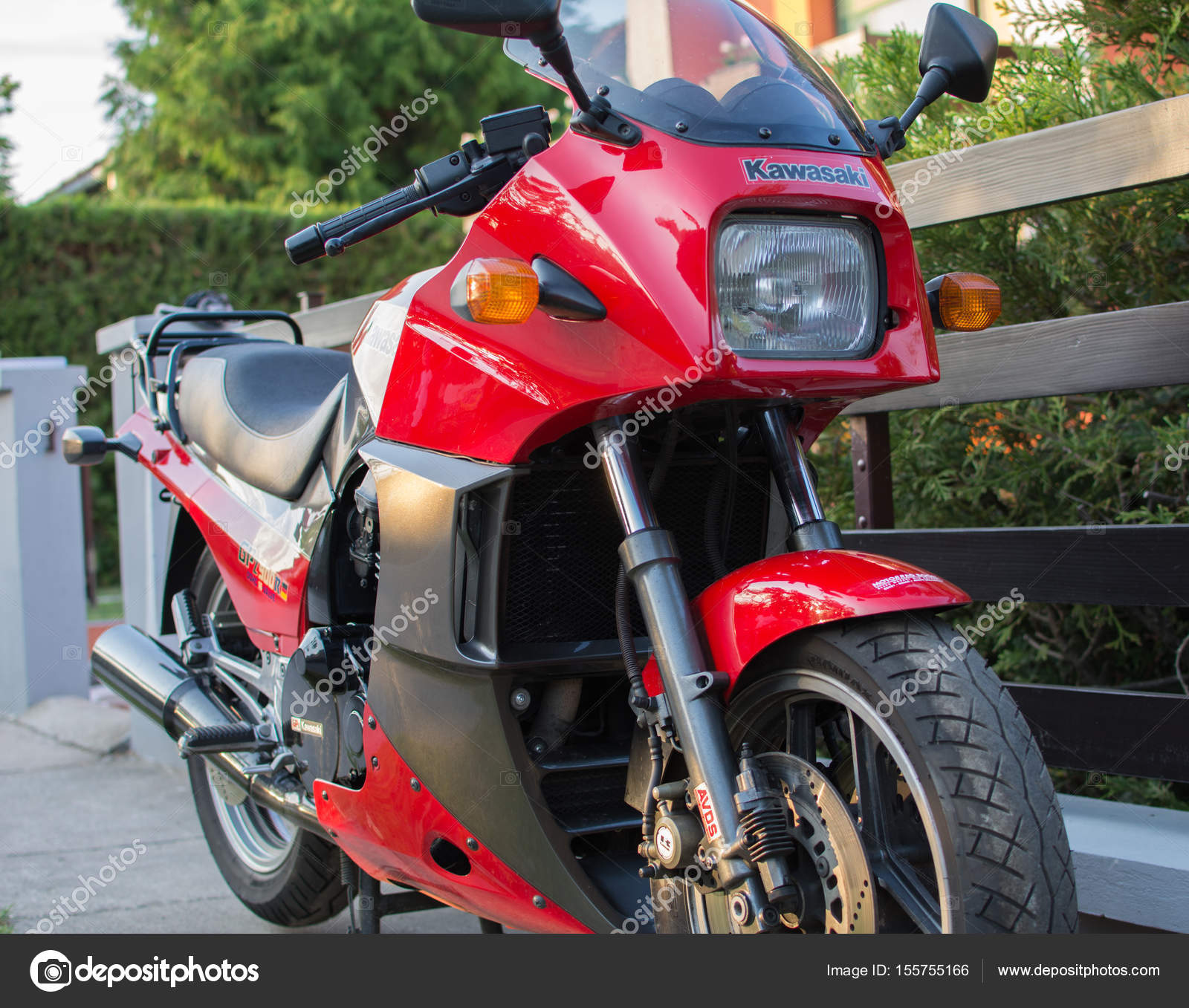 mister temperamentet moderat Vær tilfreds Vintage retro Kawasaki Motorcycle photographed outdoors. Legendary bike  from movie Top Gun. – Stock Editorial Photo © pasicevo #155755166