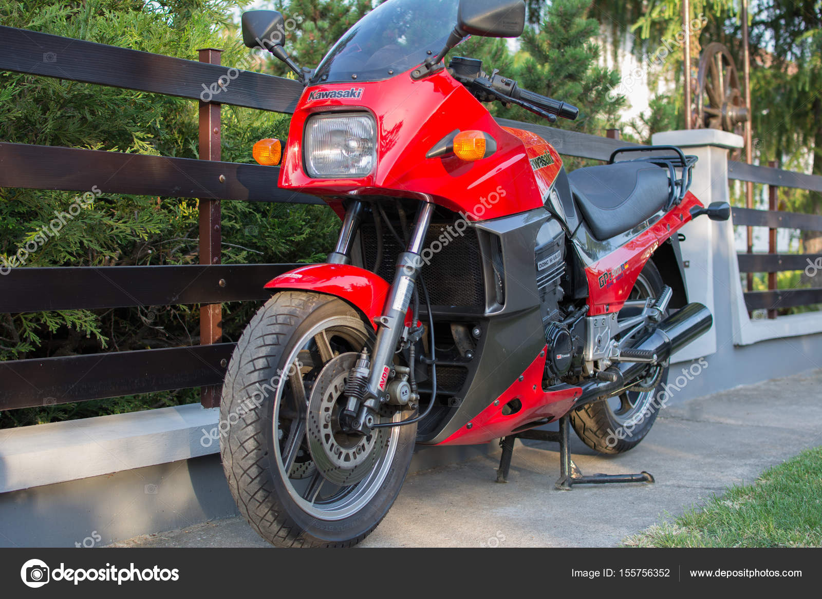 Винтажное Ретро Kawasaki Мотоцикл Фотографировался На Открытом.