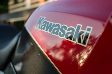 Vintage retro Kawasaki motosiklet açık havada fotoğraflandı. Top Gun film efsanevi Bisiklet.