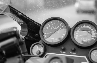 Vintage retro Kawasaki motosiklet açık havada fotoğraflandı. Top Gun film efsanevi Bisiklet.