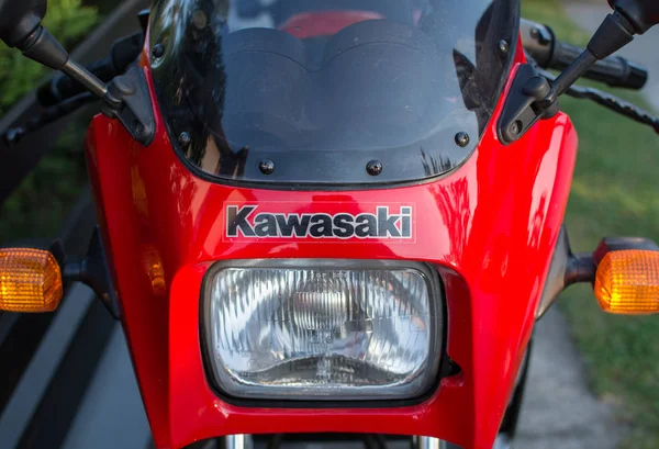 Oldtimer Kawasaki Motorrad im Freien fotografiert. Legendäres Fahrrad aus Film Top Gun. — Stockfoto
