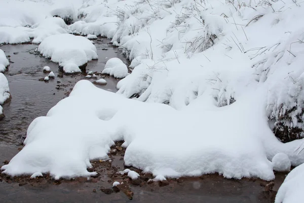 Ροή νερού στο βουνό, καλυμμένα με χιόνι. Χειμωνιάτικο τοπίο στο βουνό. — Φωτογραφία Αρχείου