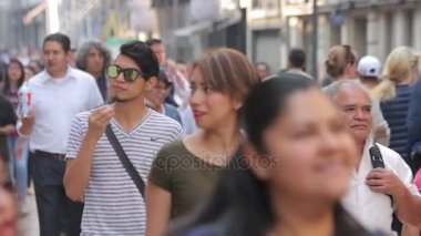 Kalabalık Street yürüyüş.