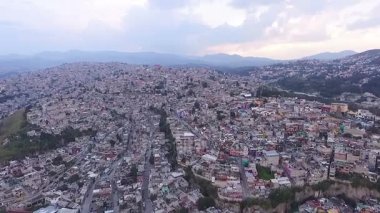 Mexico City'deki banliyölerin havadan görünümü. 3 numara