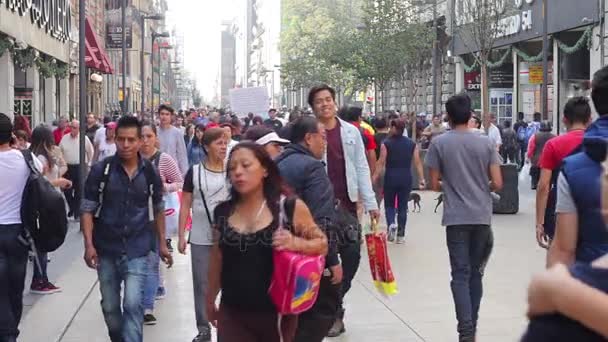 Kerumunan orang berjalan melalui jalan . — Stok Video