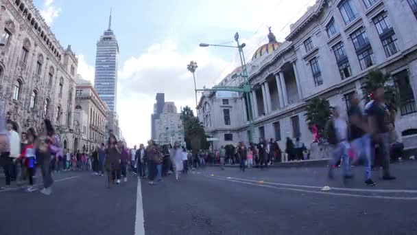 Skaror av människor som gick på avenyn Eje Central. — Stockvideo