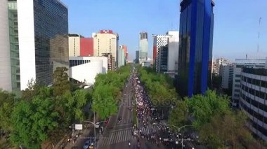 Mexico City, Mex, Ocak 2017 yaklaşık: (Hava atış) protestocular Mart ve Reforma avenue yakıt fiyatlarındaki planlı bir yüzde 20 artış karşı sloganlar Not.